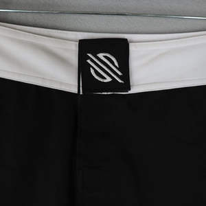 Pantalones cortos de entrenamiento MMA estirados ligeros negros para hombres y mujeres para desgaste de artes marciales - Product Image 2