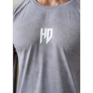 Camiseta Deportiva de Cuello Redondo para Hombre, Color Gris Acero, Ajustada, de Secado Rápido, con Logotipo Serigrafiado en la Parte Delantera - Product Image 5