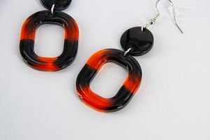 Boucles d'oreilles pendantes en résine et bois légères faites à la main pour femmes, occasions décontractées et formelles, Bh Crafts India - Bijoux durables - Product Image 3