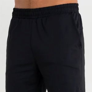 Short de sport noir à séchage rapide pour homme coupe décontractée matériau léger idéal pour les événements décontractés et les shorts d'entraînement pour hommes - Product Image 4