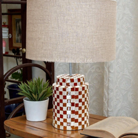 Lampe de table artisanale en nacre rouge naturelle avec LED électrique 3500K blanc chaud, intensité variable, base E27, base en bambou décorative incrustée