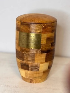 Urne funéraire en bois écologique avec belle conçue pour fournir un mémorial durable pour les membres de la famille aimés - Product Image 5