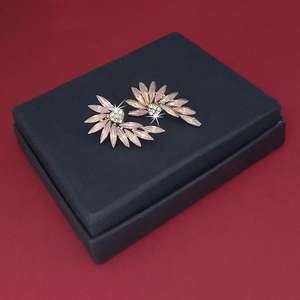 Kriaa Boucles d'oreilles pendantes plaquées or avec pierre de cristal rose 1314616A Bijoux en cristal chics et élégants - Product Image 1