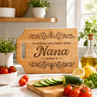 Planche de service personnalisée en bambou avec motif gravé au laser et poignée pour la présentation de fromages et de charcuteries en cuisine