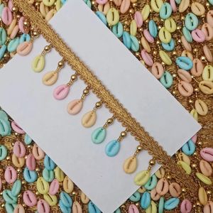 Rubans brodés à la machine sur mesure avec des coquilles attachées de couleurs pastel claires pour les robes de mariée et aussi pour les vêtements. - Product Image 4