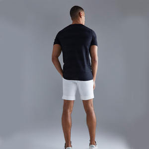 เสื้อยืดทรงเข้ารูปกล้ามเนื้อสีดำของผู้ชายผ้าโพลีเอสเตอร์ผสมสีดำ - Product Image 3