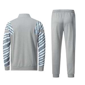 Chándal Deportivo de Invierno Personalizado 100% Poliéster con Capucha y Diseño de Cremallera, Patrón Sólido, Logotipo Impreso por Transferencia de Calor - Product Image 4