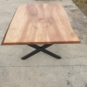 Tavolo in legno di noce naturale