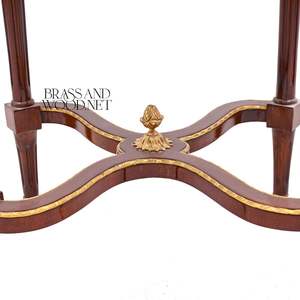 Table d'appoint ovale de luxe en acajou avec incrustation florale en marqueterie et accents en laiton doré orné pour une décoration classique de salon - Product Image 4