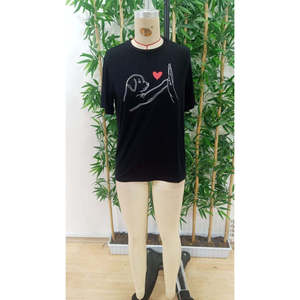 Blusa de viscosa de manga corta con cuello redondo y estampado de perros divertidos para mujer de Jane - Top cómodo y elegante para el día a día - Product Image 5