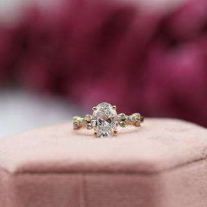 Anillo de compromiso con ajuste de piedra de racimo de diamante cultivado en laboratorio de corte ovalado, lujoso anillo de compromiso de oro sólido de 10K para mujer - Product Image 6