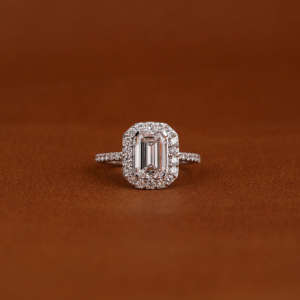 Bague de fiançailles et de mariage pour femme en or massif 18 carats plaqué or, sertie d'un halo de diamants de laboratoire taille émeraude, faite à la main - Product Image 2