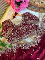 Sari en satin de qualité supérieure avec broderie sur le pallu et travail de fil d'or argenté avec bordure en découpe en arc