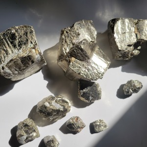 Piedras de Pirita Peruana al por Mayor, Gemas de Oro de los Locos, Trozos Tallados, Amuleto de Amor, Feng Shui, Sanación, Decoración del Hogar, Paquete a Granel Natural - Product Image 4