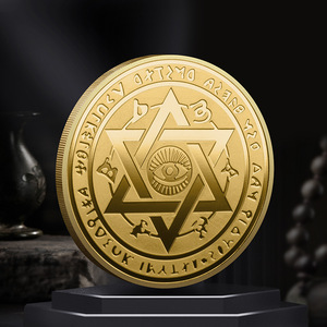 Medaglione Commemorativo in Metallo Placcato Oro Stile Retrò con Design Piramide, Dio del Sole e Regina, Ispirato all'Antica Grecia e all'Antico Egitto - Product Image 3