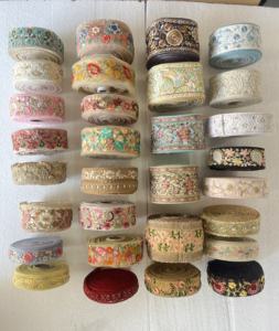 Fabriqué sur mesure dans des conceptions assorties Rubans et lacets brodés à la machine et dans différentes couleurs pour les robes de mariée en largeurs. - Product Image 4