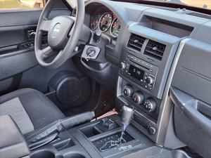 Jeep Liberty SPORT Turbo AWD 2010 d'occasion, sièges en cuir, intérieur clair, conduite à gauche - Product Image 5