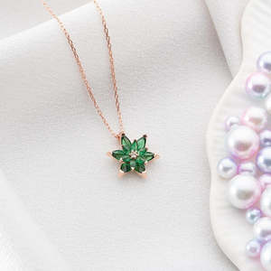 Collar Hallmark de Oro Blanco con Diamante y Perla, Chapado en Rodio, Cadena con Flor de Loto Verde de Moda para Compromiso - Product Image 1