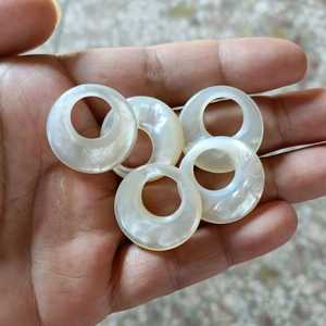 Chine Fabricant Vente AAA Grade Naturel Pièce Ronde Nacre Shell Feuille Flocons pour Bijoux De Mode - Product Image 4