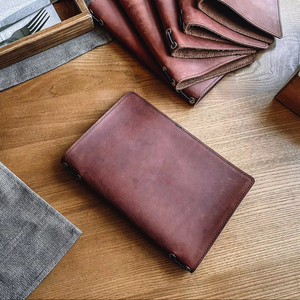 Carpeta de cuero hecha a mano de la carpeta del restaurante de la cubierta del menú A4 personalizado con el repujado de la LMC-0049 para los hoteles y los restaurantes - Product Image 1