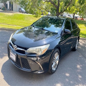 Toyota Camry SE 2015 berline d'occasion intérieur foncé boîte de vitesses automatique moteur turbo capacité 4L R17 taille des pneus cuir aluminium - Product Image 1