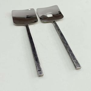 Ensemble de serveurs plats modernes en acier inoxydable au design royal, têtes de forme carrée argentées polies avec manche forgé - Product Image 2