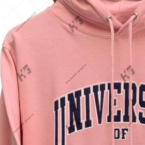 เสื้อฮู้ดดี้ผ้าฟลีซสีชมพูสดแบบยูนิเซ็กซ์ พิมพ์ลายโลโก้มหาวิทยาลัยด้วยเทคนิคการถ่ายเทความร้อน ปักลาย สตรีทแวร์ ผ้าฝ้าย ทรงโอเวอร์ไซส์ เนื้อหนา - Product Image 3