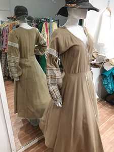 Robe longue maxi décontractée d'été pour femmes, couleur beige, broderie florale, col en V, manches bouffantes, ceinture, style modeste à manches longues - Product Image 4