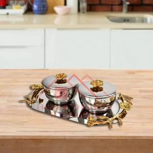 Bandeja de acero inoxidable para alimentos, con mango de hoja de latón y dos cuencos para servir con tapas para centros de mesa/bandeja de hoja dorada única - Product Image 2