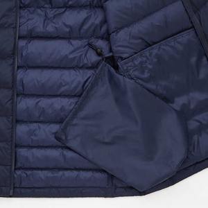 Blouson aviateur Softshell matelassé pour hommes avec poche poitrine à fermeture éclair Puffer d'hiver de couleur unie avec fermeture éclair à l'avant Vente en gros - Product Image 4