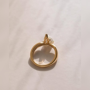 แหวนหมั้นเพชรโมอิสซาไนต์ทรงลูกแพร์ ตัวเรือนทองคำ 14K สีเหลือง ผู้ผลิตขายส่ง รับผลิตแบบ OEM ODM - Product Image 2