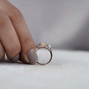 Anillo de Compromiso Certificado por IGI con Diamante Cultivado en Laboratorio de Corte Ovalado, Forma de Pera y Piedras Laterales - Product Image 6