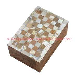 Caja artesanal con incrustaciones de nácar. Es un tipo de caja de almacenamiento decorativa, a menudo utilizada para joyas u otros artículos pequeños. - Product Image 3