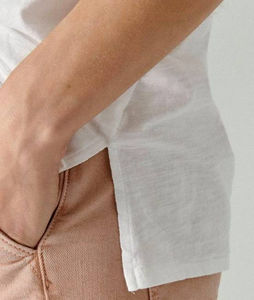 100% camisetas de algodón con cuello en V para mujer, ropa de calle de media manga con estampado de logotipo personalizado, camisetas casuales para verano - Product Image 4