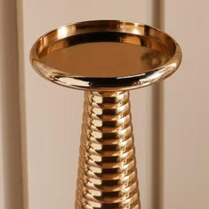 Porte-bougie en métal doré brillant, élégant accent décoratif pour centre de table et décoration intérieure - Product Image 3