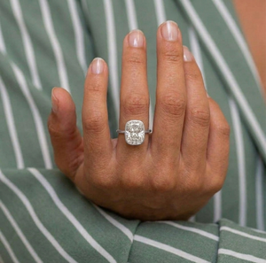 Bague de fiançailles solitaire Lurba Jewels en diamant de laboratoire taille coussin de 3,75 carats pour femme, en argent S925 plaqué rhodium, sertie clos, certifiée IGI - Product Image 2