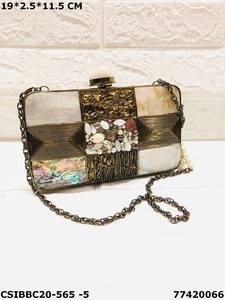 Epitome of Elegance Pochette de soirée de créateur artisanale avec pierres de cristal Laiton et nacre Luxueux Exquis - Product Image 5