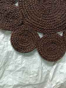 แผ่นรองจานถักเชือกฝ้ายลายดอกไม้สไตล์โมเดิร์น ดีไซน์ TIKKI สำหรับงานแต่งงานและงานเลี้ยง ป้องกันแบคทีเรีย เป็นมิตรกับสิ่งแวดล้อม - Product Image 3