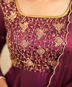 Costume Anarkali à vin de style Bollywood Vêtements ethniques brodés d'or élégants pour les mariages, les fêtes et les célébrations festives - Product Image 3