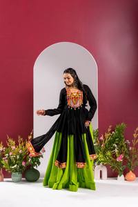 Nuevo lanzamiento: Nuestra colección Navratri con diseños auténticos y detalles Gamthi, ropa de fiesta que aporta un toque de glamour y elegancia. - Product Image 5