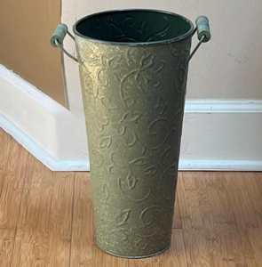 Florero decorativo de aluminio con patrones grabados a mano y diseño suave perfecto para centros de mesa de sala de estar u oficina - Product Image 1