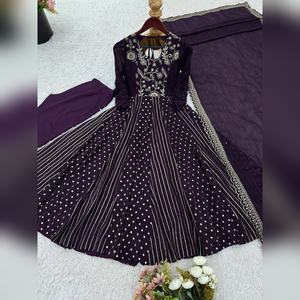 Robe Anarkali de créateur en soie croquante avec de magnifiques broderies et une coupe ample pour les saisons festives - Product Image 6