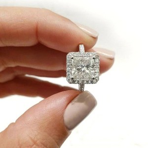 Bague de fiançailles en diamant de 3.0 ct taille princesse cultivée en laboratoire Style Halo Bague de mariage en or blanc 14 carats pour femmes - Product Image 1