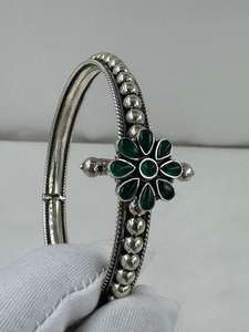 Brazalete de Plata de Ley 925 con Piedras Preciosas de Ónix |   Brazalete de Plata Ajustable Hecho a Mano |   Joyería Artesanal India de Jaipur - Product Image 2