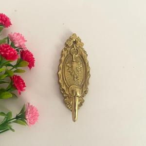 Étagère à serviettes en laiton la plus vendue avec crochets Organisateur fonctionnel et élégant pour plusieurs serviettes disponibles à bon prix - Product Image 4