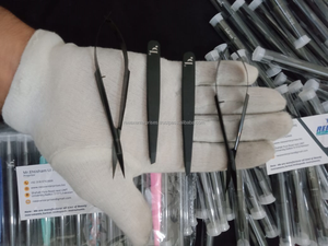 4pcs Set 100% Quality Multi Color Eyebrow Spring Scissors and with 2 Tweezers in <b>Black</b> - Product Image 3