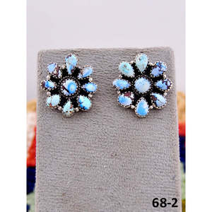 Boucles d'oreilles pendantes artisanales en turquoise et argent sterling, motif floral élégant, serti clos, par Golden Hill - Product Image 2