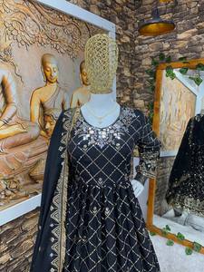 VESTIDO DE DESIGNER FIESTA LOOK CON PANTALÓN Y TRABAJO BORDADO - Product Image 4