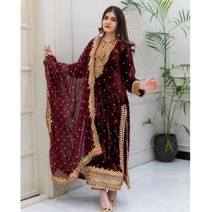 Costume formel pakistanais en velours luxueux avec des embellissements faits à la main Stock disponible Derniers modèles de catalogue pour femmes - Product Image 1