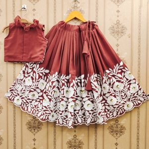 Ensemble Lehenga Choli pour enfants, brodé de fleurs, longueur au sol |   Tenue ethnique pour fête de filles et mariage |   Fabricant et exportateur toutes saisons - Product Image 2